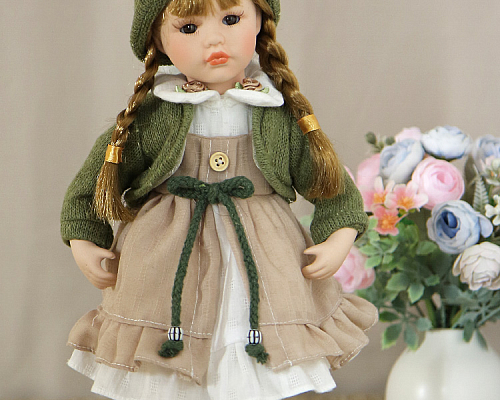 Кукла фарфоровая на подставке (30 см)